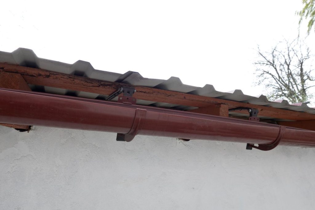 Holder gutter drainage system on the roof.